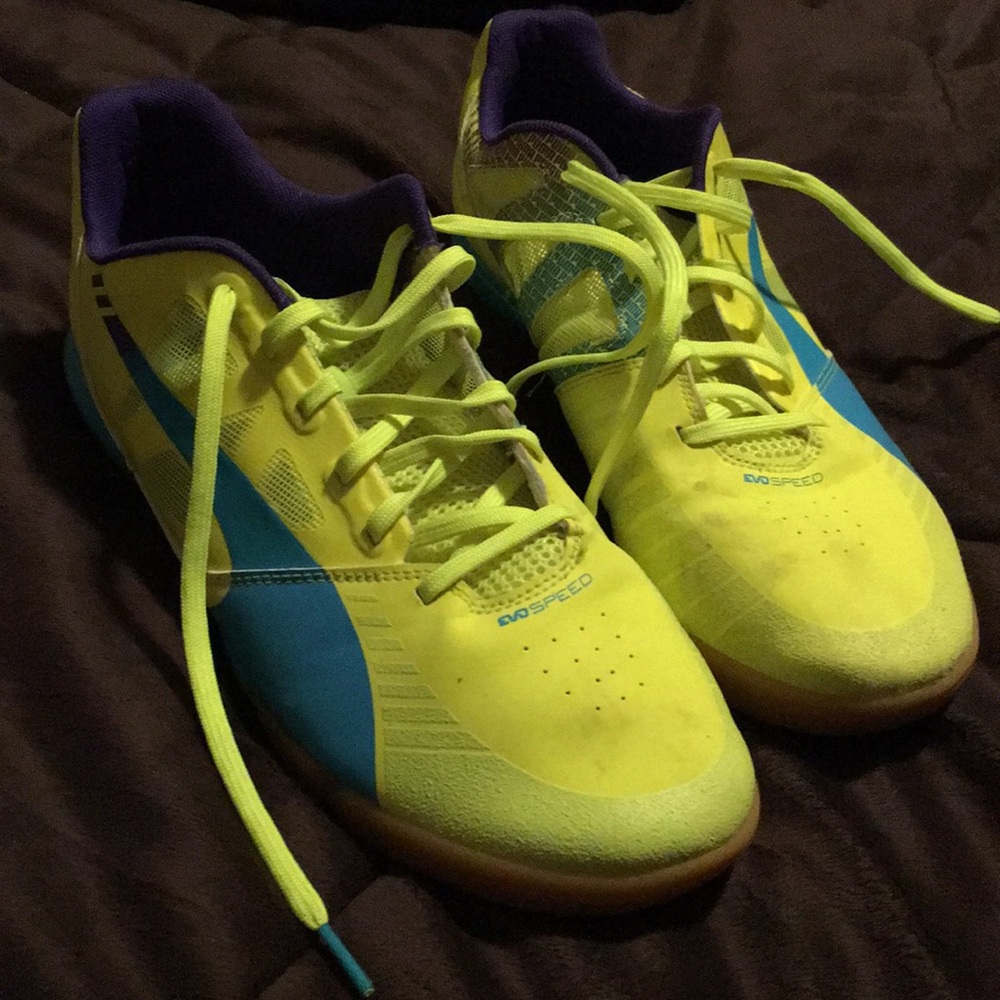 Puma Evo speed indoor soccer shoes